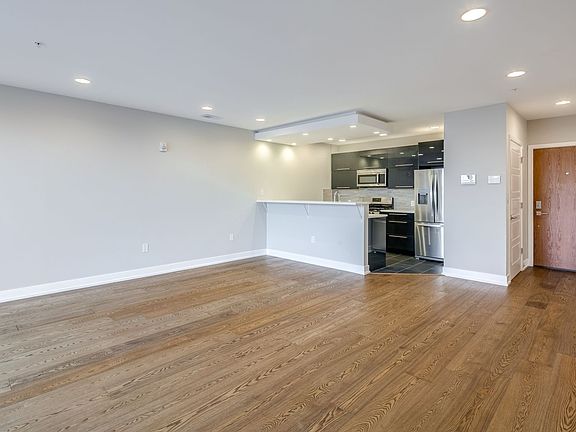 5th image of 820 N 3rd St Unit 401