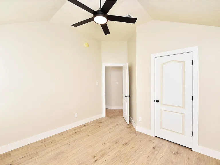 7715 Butler Lakes Ct — Photo 23