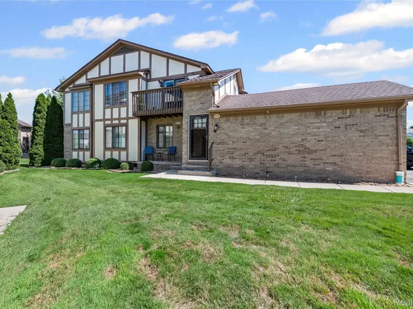 806 Country Club Dr, Saint Clair Shores, MI 48082