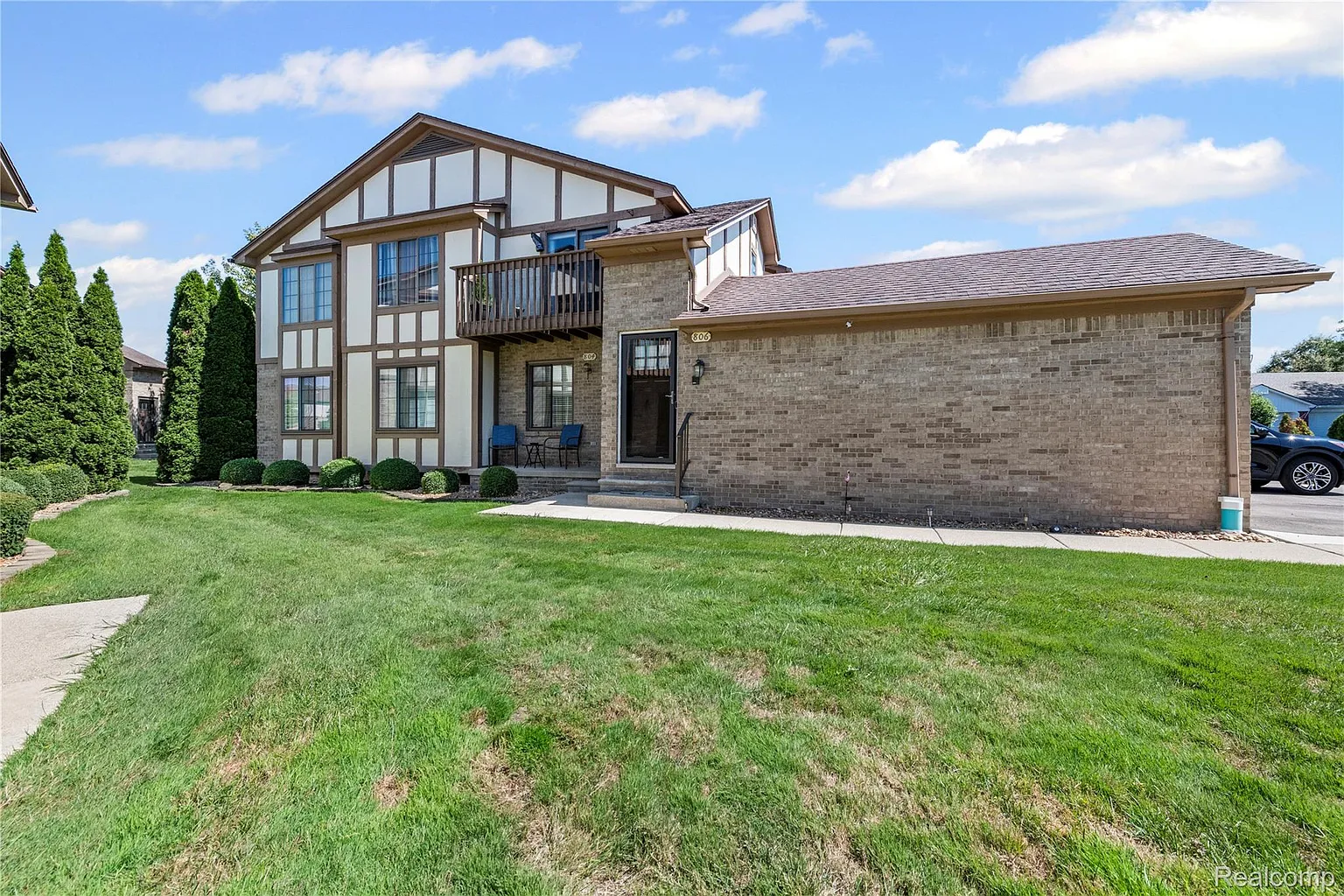 806 Country Club Dr photo 1