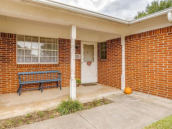 3rd image of 713 Meadowlark Cir