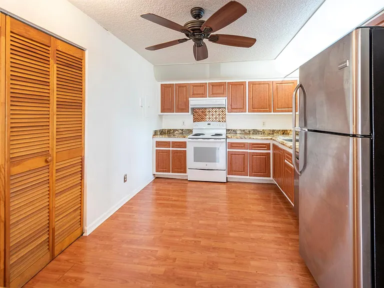 9641 Riverside Dr #F1 — Photo 22
