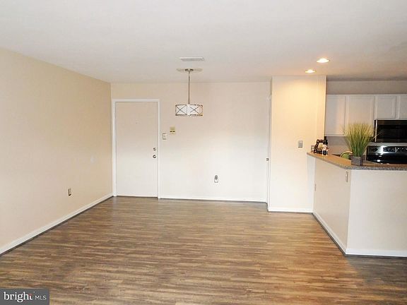 5th image of 302 Grosvenor Ln APT 102