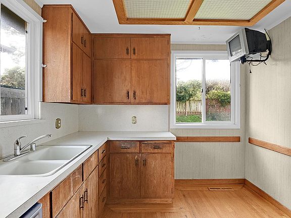 5th image of 859 Beechwood Dr