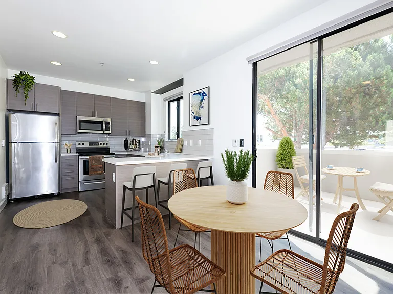 1122U — Photo 2