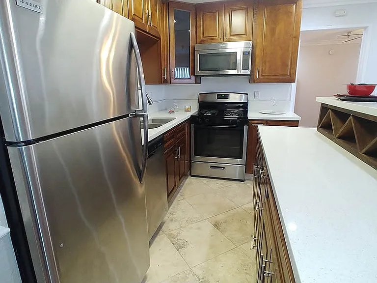 Five Star Suites — Photo 183