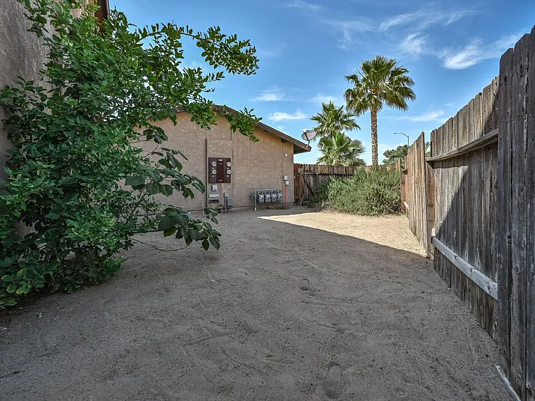 1021 W Perdew Ave — Photo 17
