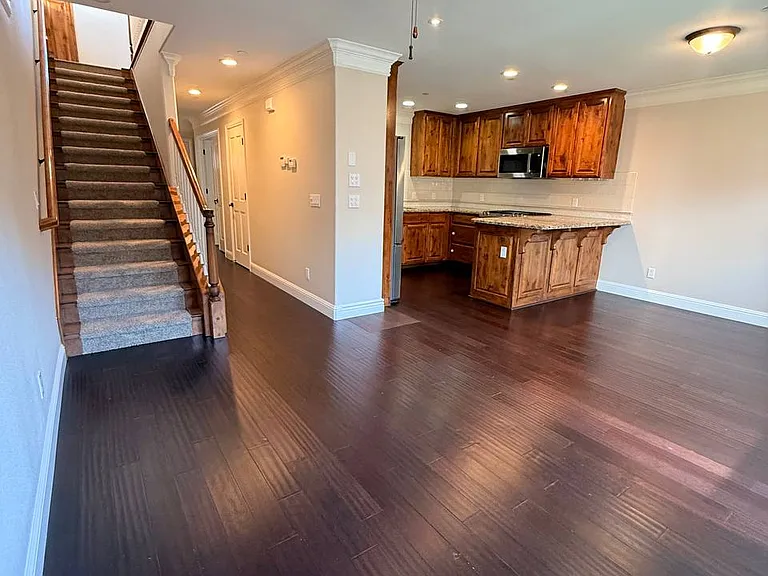 738 Peters Ave — Photo 6