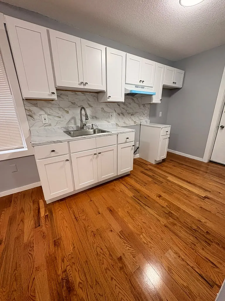 3 bed, 900 sqft, $2,100 — Photo 1