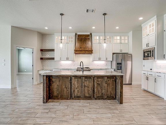 4th image of 1221 Crown Valley Dr