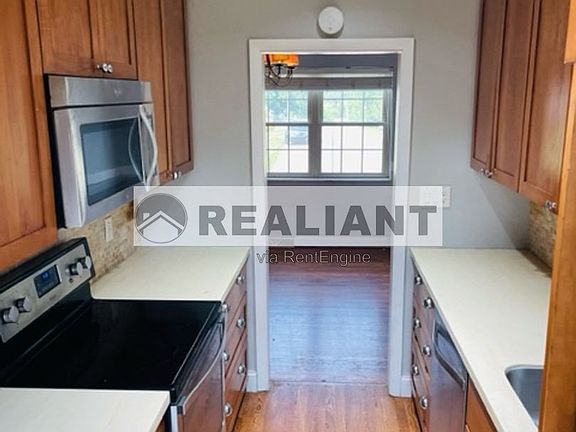 3rd image of 433 Center St