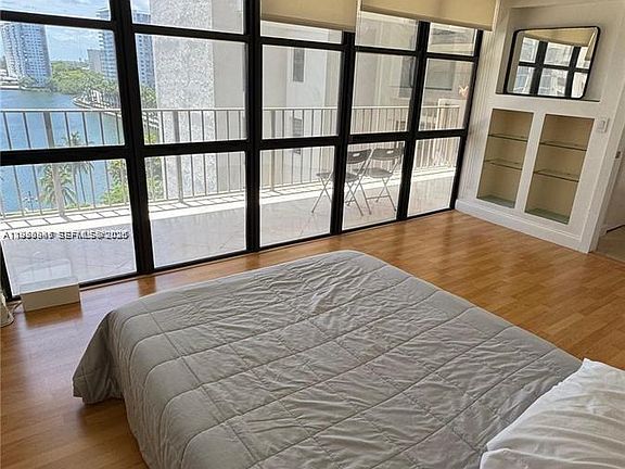 4th image of 18181 NE 31st Ct APT 1009