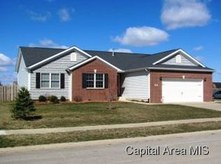 635 Racastle Rd, Chatham, IL 62629