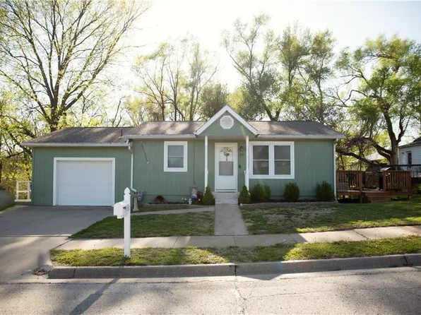 219 S 18th St, Atchison, KS 66002