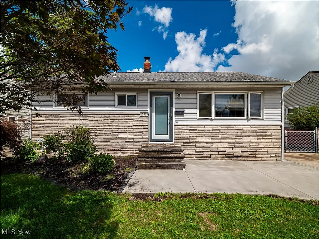 15924 Richard Dr photo 1