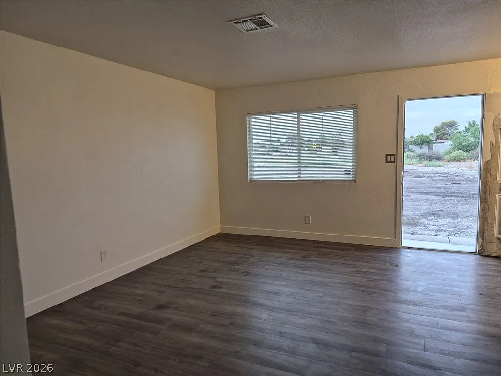 2 bed, 1.0 bath, 2992 sqft, $1,056 — Photo 4