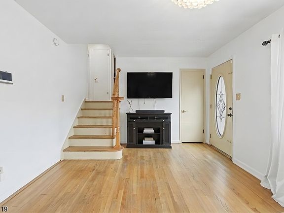 5th image of 378 Riverside Ave