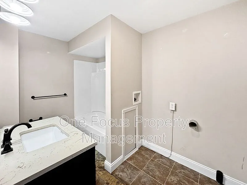 2 bed, 1.0 bath, $1,095 — Photo 4