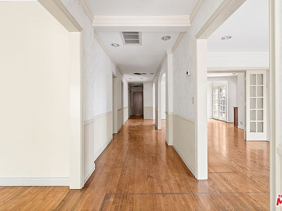 5th image of 9515 Beverlywood St