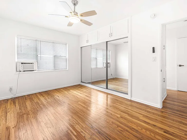 Hollyview Apartments — Photo 27
