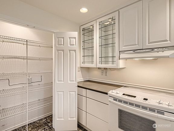 4th image of 11708 Admiralty Way Unit B