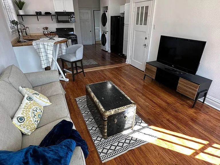 1286 Hawthorne Pl — Photo 2