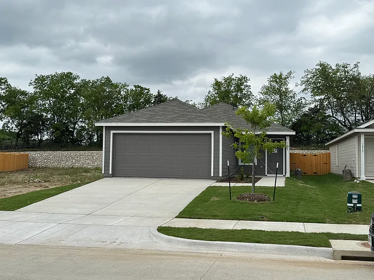1409 Erie Dr — Photo 1