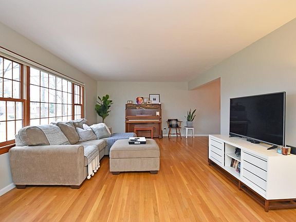 4th image of 1020 Cloverfield Ln