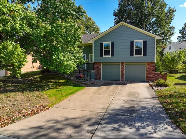 623 SE Greenridge Dr, Lees Summit, MO 64063