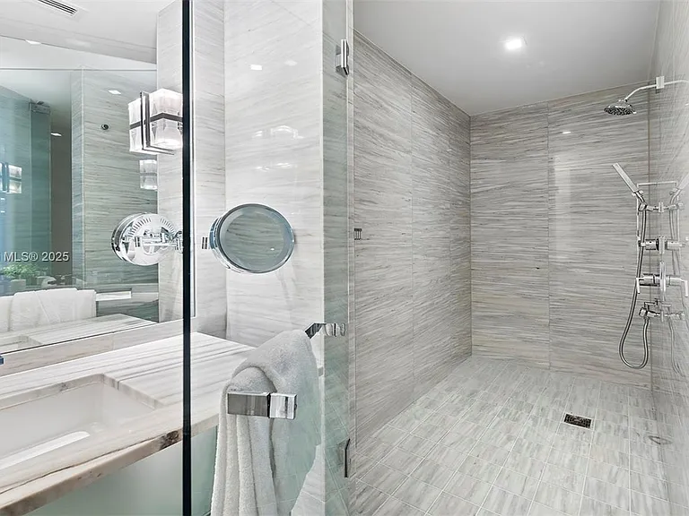 2201 Collins Ave #804 — Photo 30