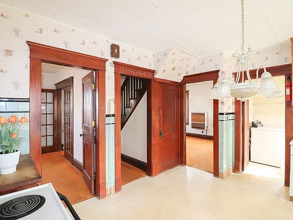 5th image of 110 Bonneville Ave