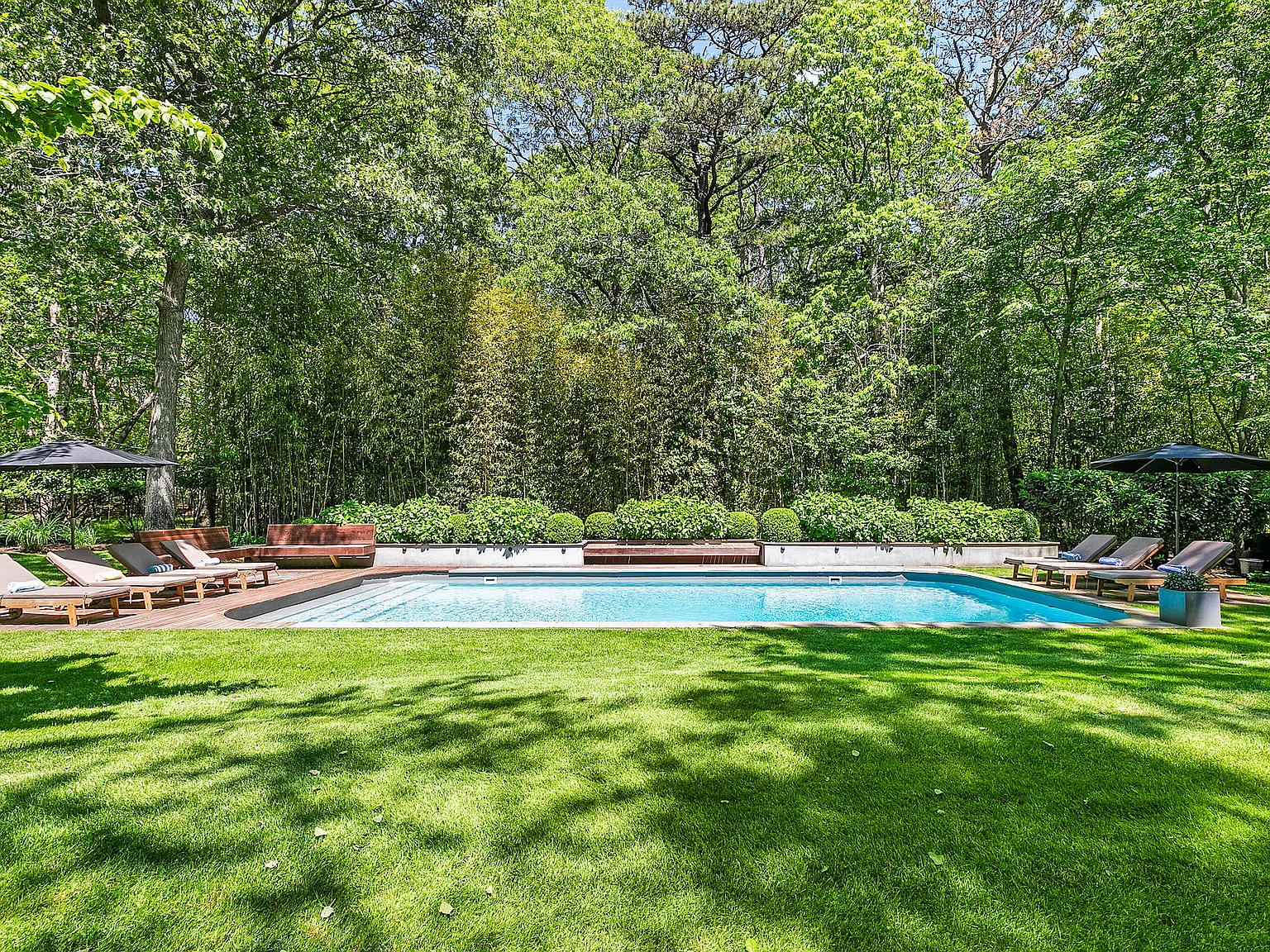 Designer East Hampton Retreat w/ Pool, Spa, and Gym on to 2ac — Photo 2