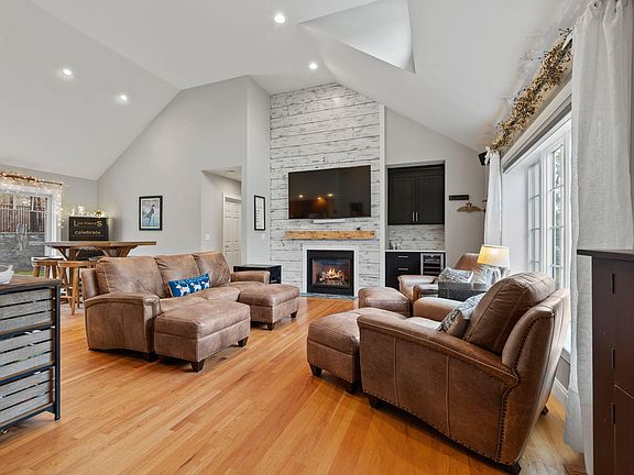 2nd image of 276 Pheasant Hill Cir