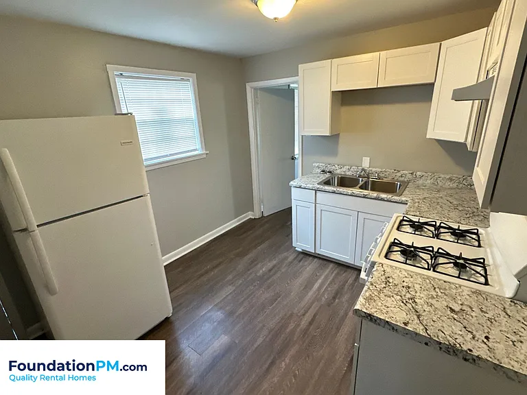 672 Carpenter St — Photo 4