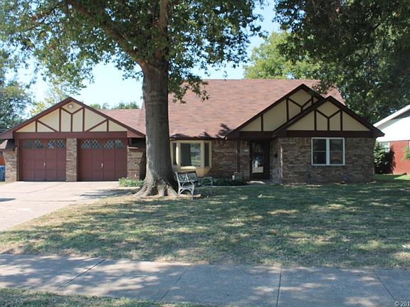 3rd image of 1525 Red Bud Ln