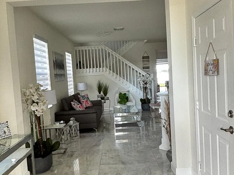 W 35th Ln — Photo 8