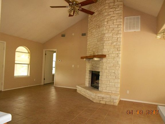 3rd image of 120 Kerrville Country Dr