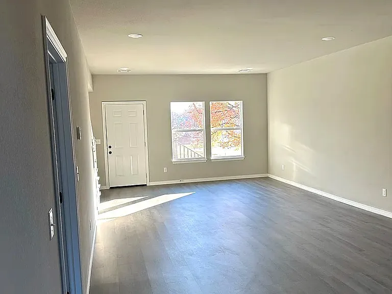 422 S Park St — Photo 4
