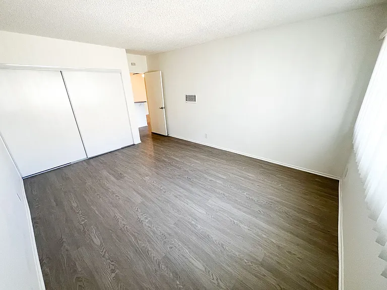 11018 Moorpark Apartments — Photo 10