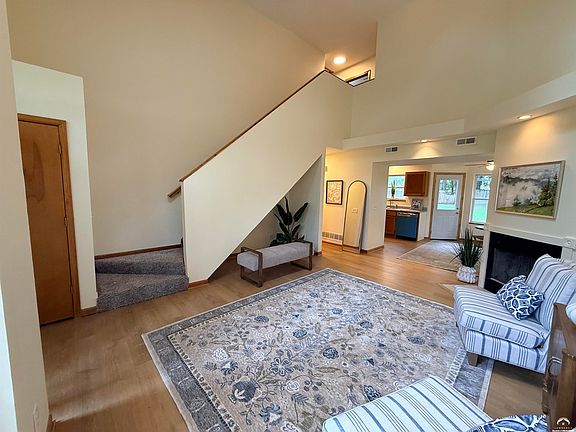 4th image of 222 N 8th St