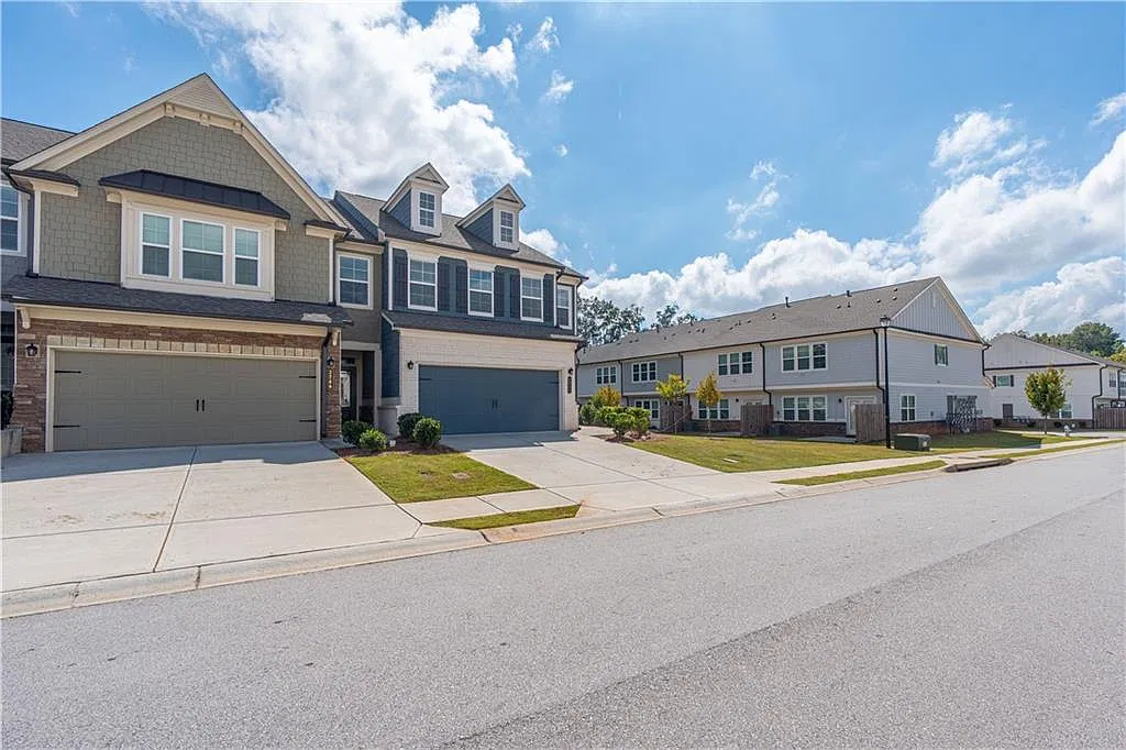 3 bed, 2.5 bath, 1940 sqft, $2,500 — Photo 2
