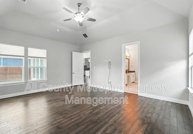 9002 Habersham Dr — Photo 2