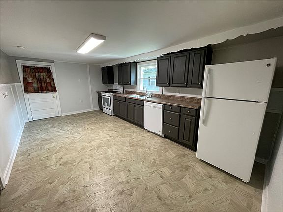 4th image of 834 E 7th St