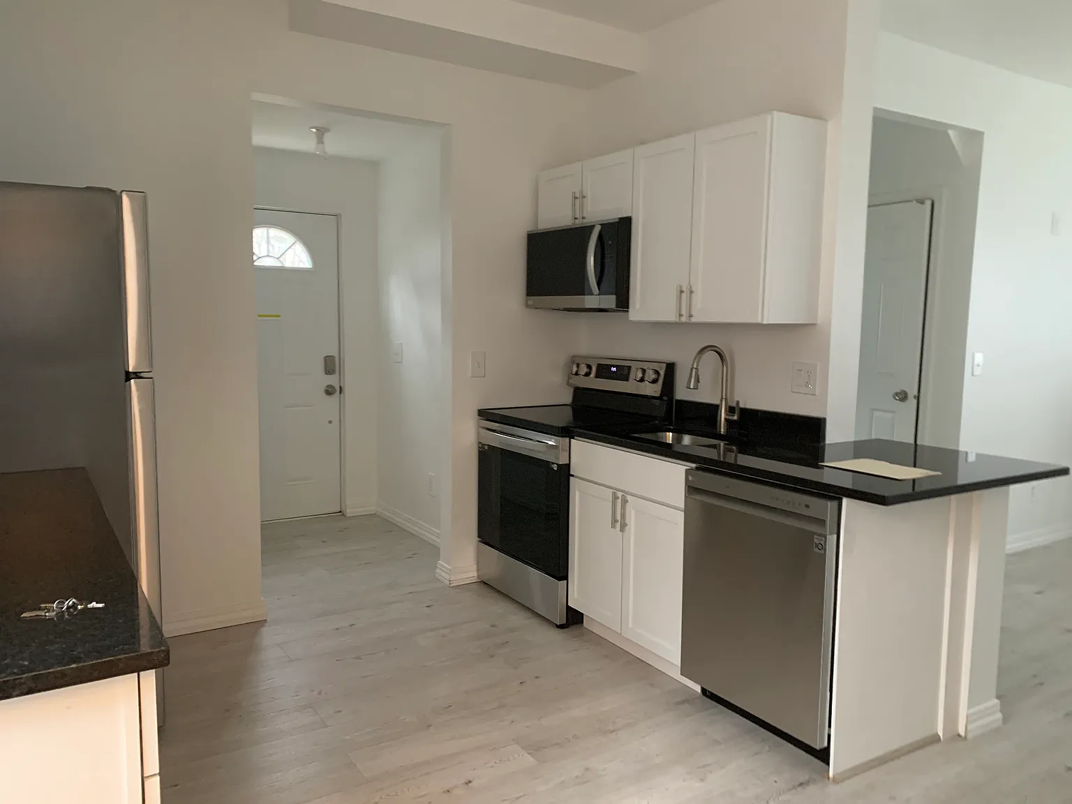 1 bed, 900 sqft, $1,050 — Photo 3