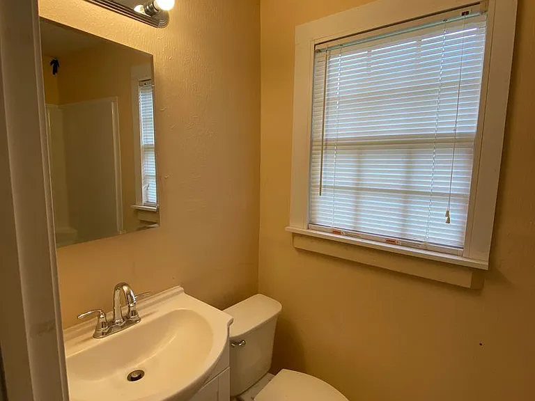 102 Thomas Ave SE — Photo 4