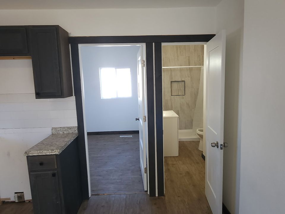 1st image of 608 W 6th St