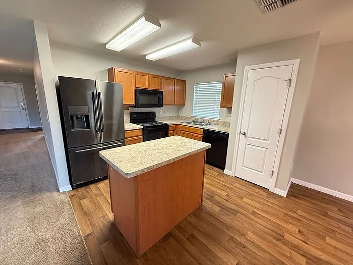 3 bed, 2.0 bath, 1404 sqft, $1,995 — Photo 4