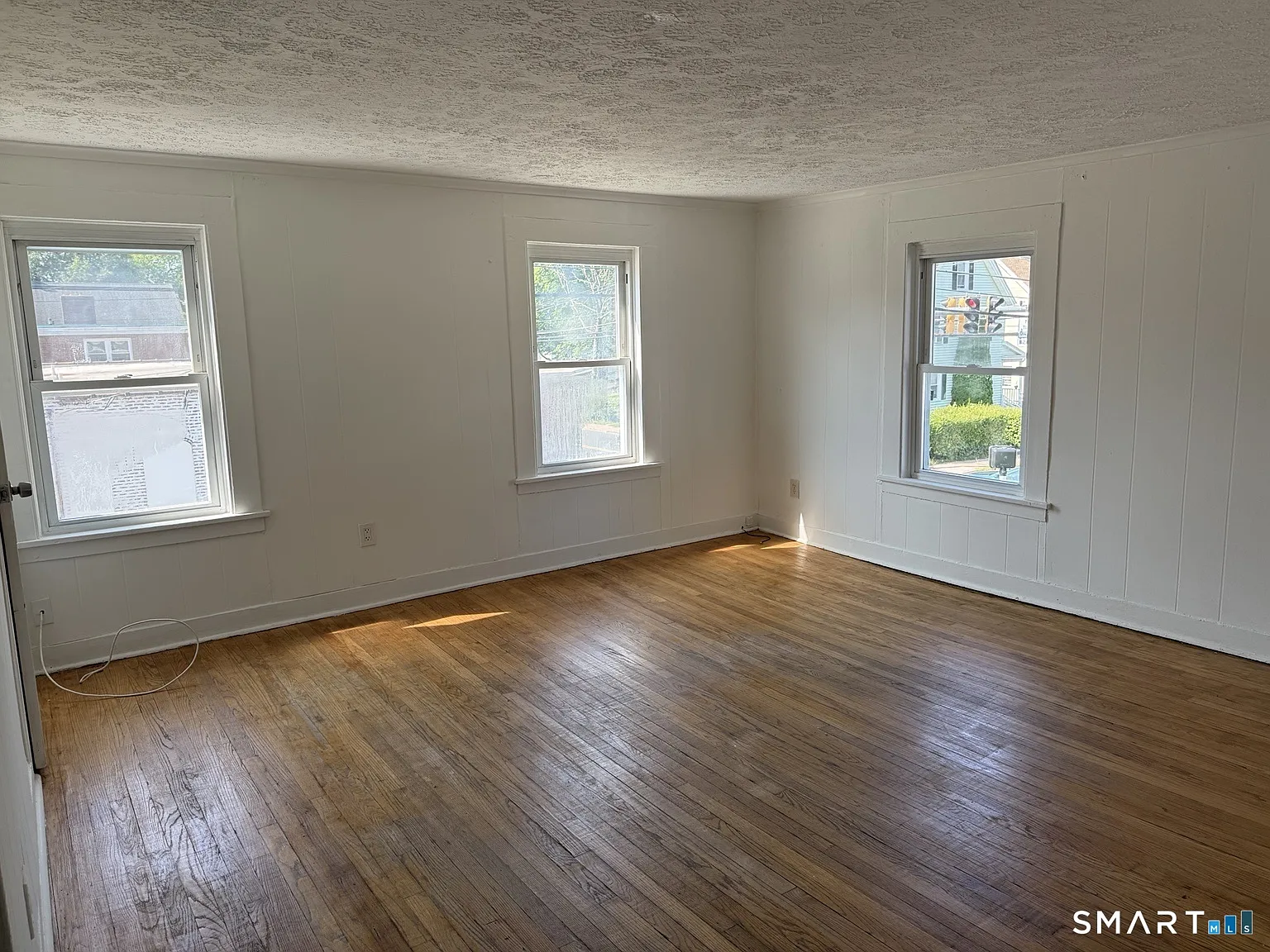 3 bed, 1.0 bath, 1011 sqft, $2,000 — Photo 2