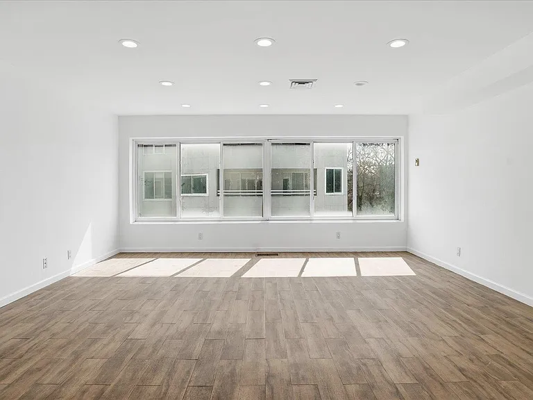 100 Cuttermill Rd #4M — Photo 5