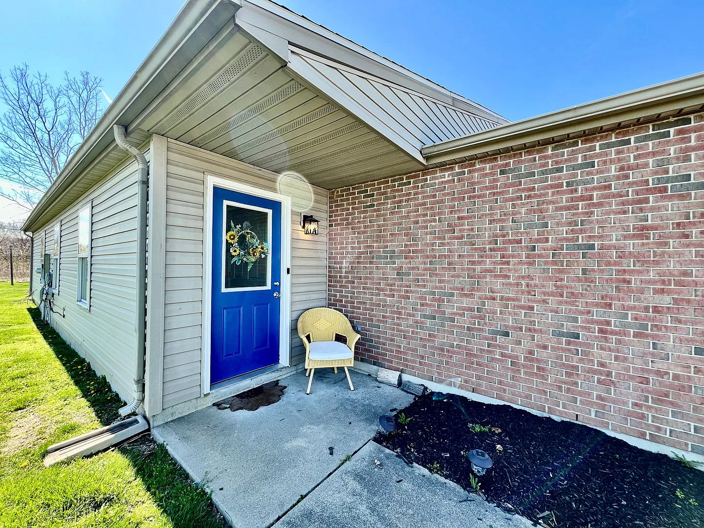 3 Bedroom 1 Bathroom Attached House — Photo 1
